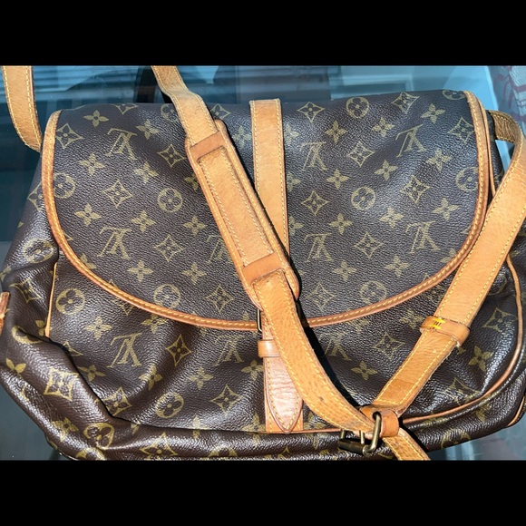 Authentic Beautiful Louis Vuitton Saumur 35 Shoulder Bag. - Picture 6 of 16